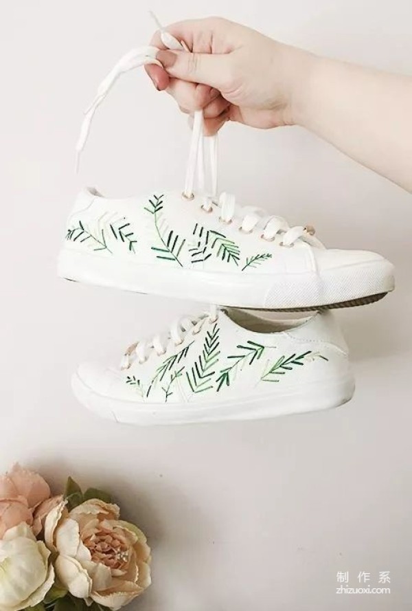 No matter how cheap or ordinary white shoes are, you can make them look beautiful with just one trick.