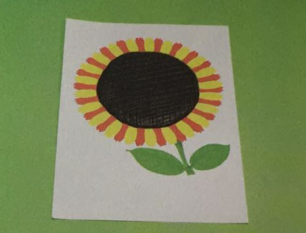 Use a birthday cake tray to make a sunflower mural. Creative crafts