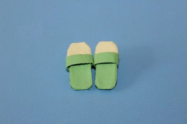 Tutorial on how to make origami slippers