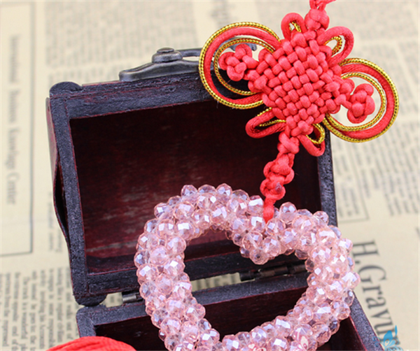 Creative hand-woven DIY fashionable red love beaded ornaments