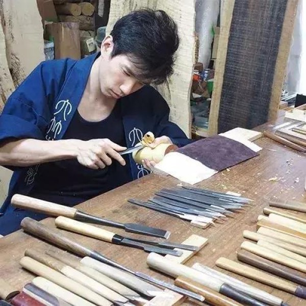 A Japanese boy carves a live wooden lobster, which is so ingenious that it looks like the real thing.