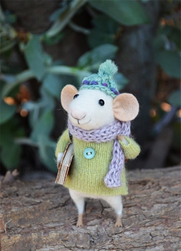 A creative work of a cute little mouse who loves reading made from handmade wool felt DIY