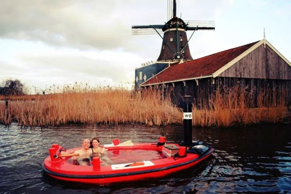 HotTug floating bathtub is also self-heating