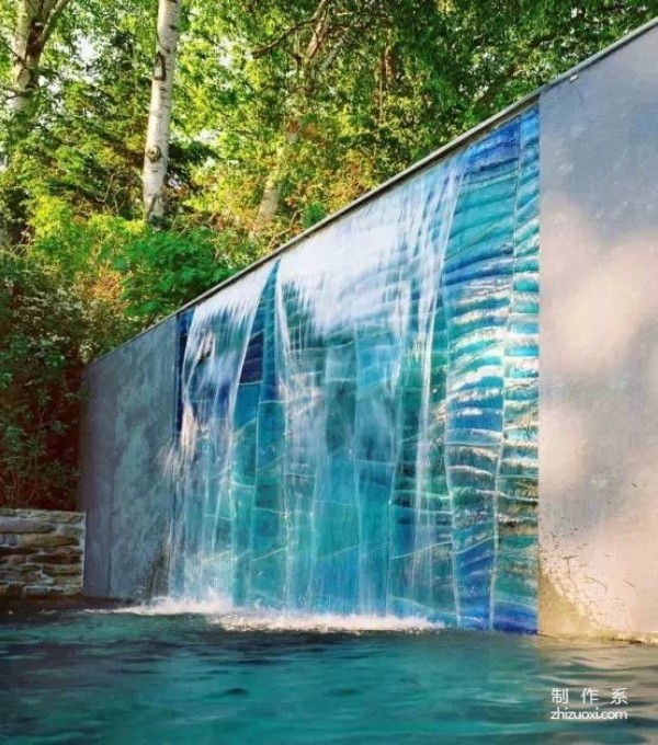 The wonderful interplay of water and wall is amazing!