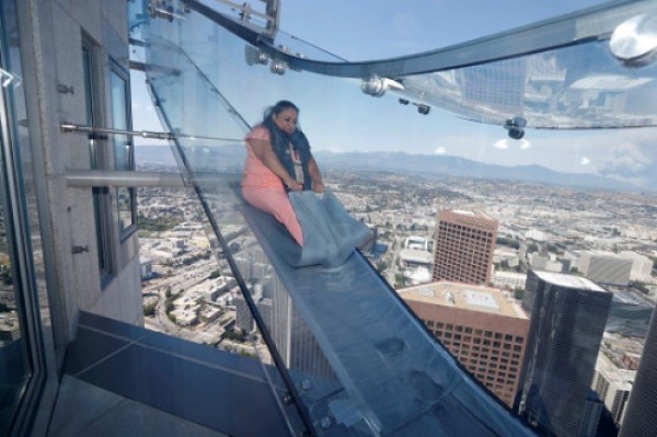 Do you dare to play the 300-meter-tall fully transparent glass slide in the United States?