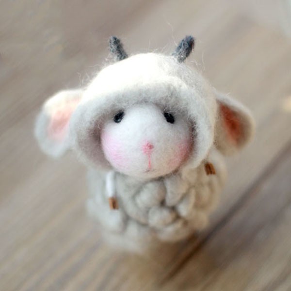 Appreciation of DIY sheep and mouse products made from wool felt