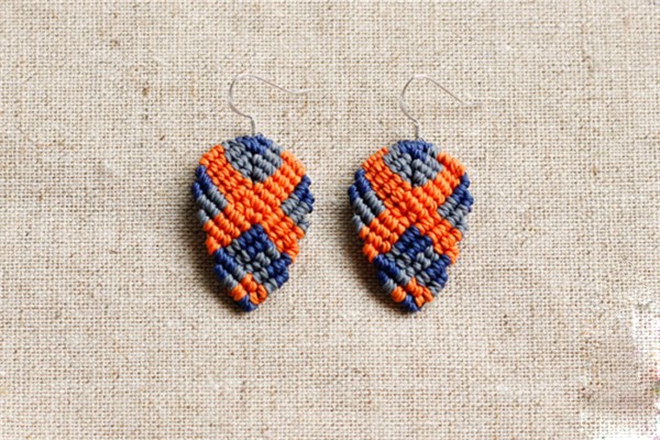 Creative hand-knitted DIY production of simple and elegant two-color earrings