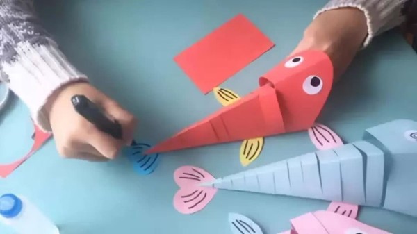 Childrens creative handicraft class, tutorial on making three-dimensional fish from cardboard