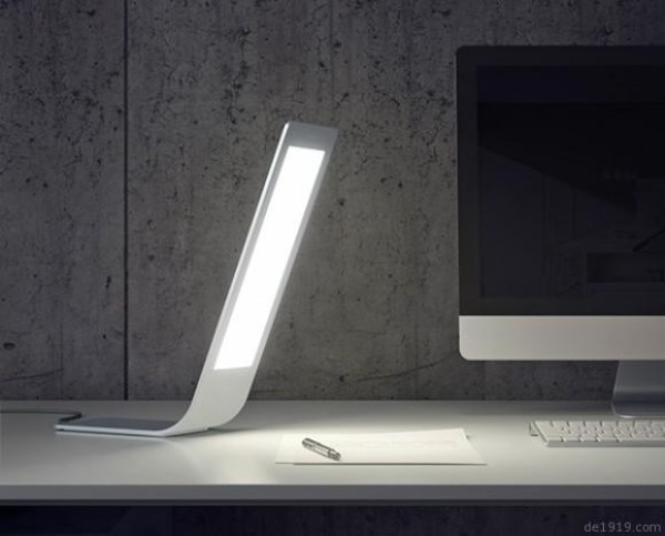 Extremely thin desk lamp