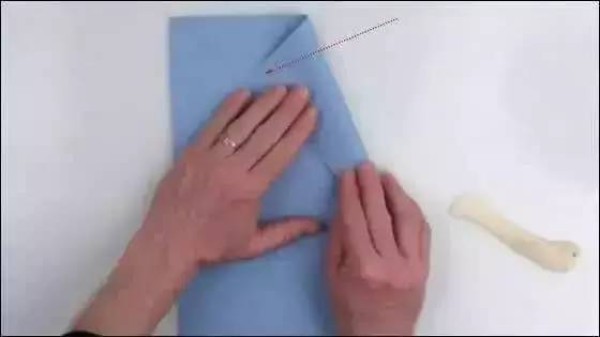 An expert teaches you how to fold a paper airplane that can fly 70 meters away, and even breaks a new Guinness record