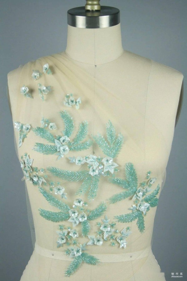 Lace pieces, silk threads, beads... those inconspicuous materials become so beautiful once embroidered