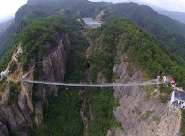 Do you dare to cross Pingjiang Shiniuzhai Glass Suspension Bridge?