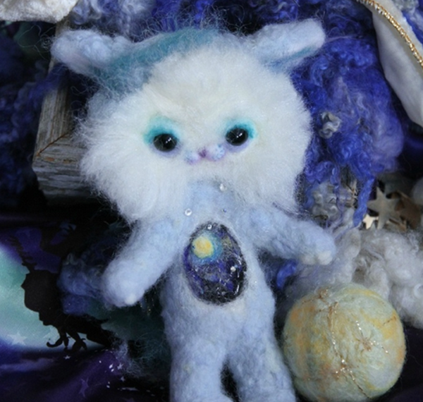 Cute moon-catching cat handmade creative wool felt products from the stars