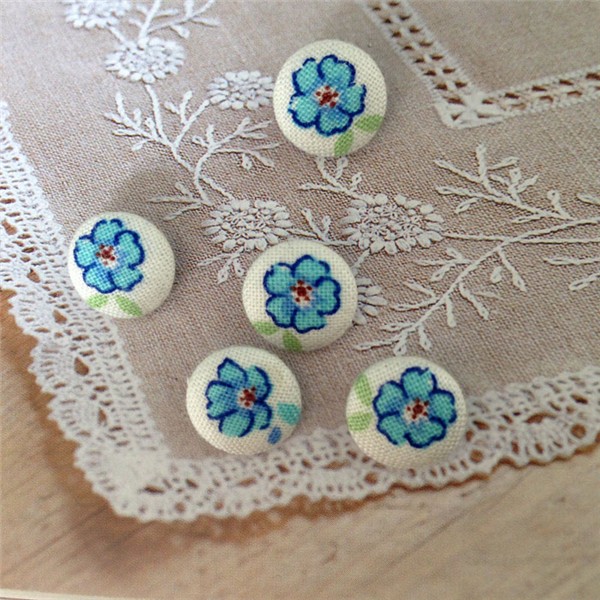 Light blue small floral hand-embroidered DIY small fresh buttons