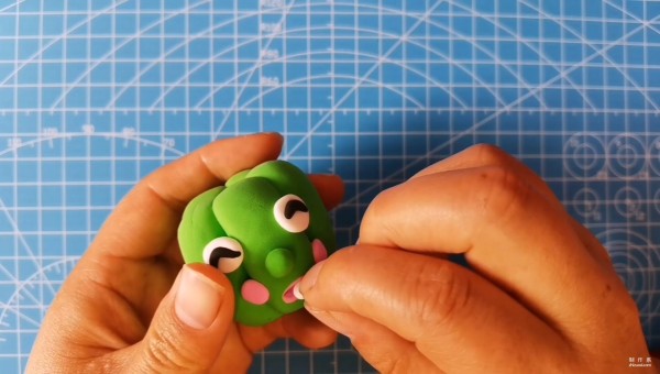 Simple and easy to make handmade clay plasticine vegetables and green peppers, it will be suitable for parent-child interactive games at a glance