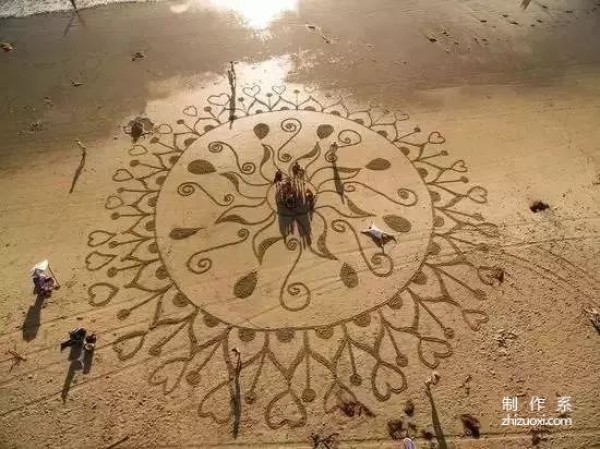 Have you ever seen the most beautiful beach painted with a rake?