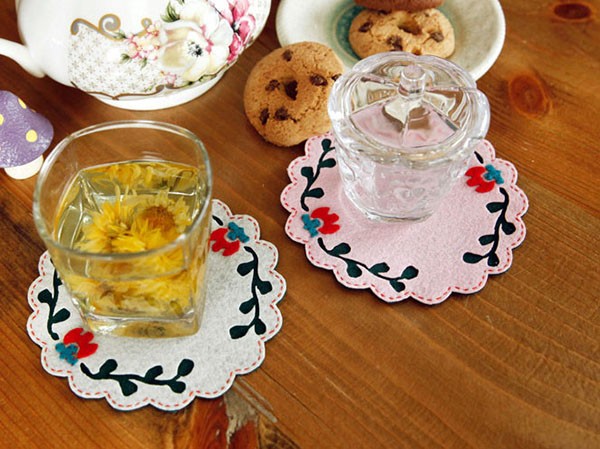 Non-slip alley style coasters with handmade non-woven fabrics and simple lace