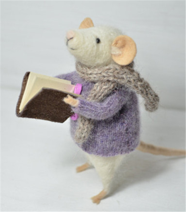 Cute little white mouse made by DIY from handmade wool felt