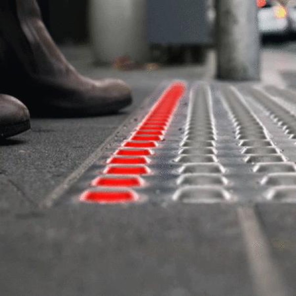 With traffic lights installed on the ground, people with bowed heads no longer have to worry about being hit.