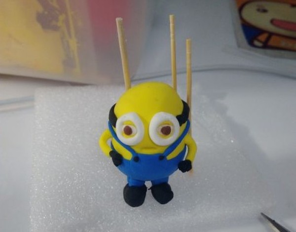 Illustrated tutorial for making minion from ultra-light clay. How to knead minion.