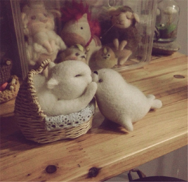 Little white cat and little sea lion made by DIY with creative handmade wool felt