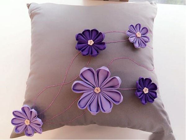 Appreciate the creative DIY warm and elegant small flower handmade pillows