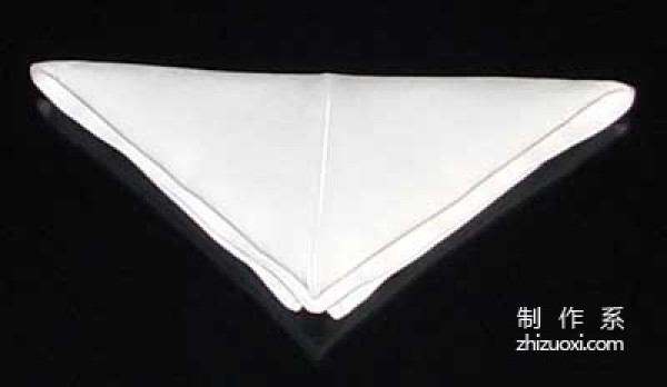 Folding techniques for napkin shapes--step-by-step illustrated tutorial on the pyramid origami method