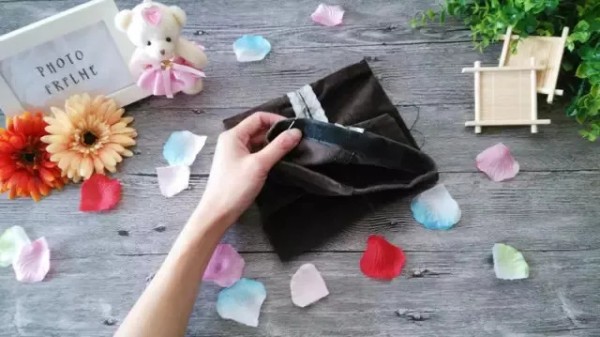 Handmade tutorial on using trouser legs and old clothes to transform paper towel covers