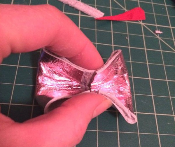 How to make a simple leather bow