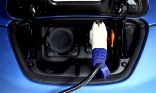 Nissans all-electric car can power homes