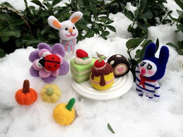 Appreciation of warm and cute wool felt small objects handmade DIY products