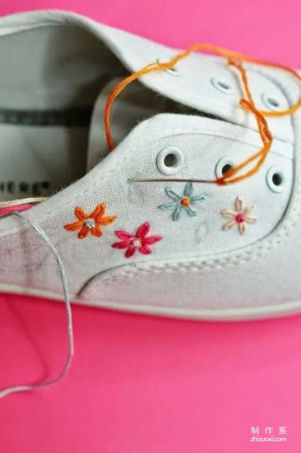 No matter how cheap or ordinary white shoes are, you can make them look beautiful with just one trick.