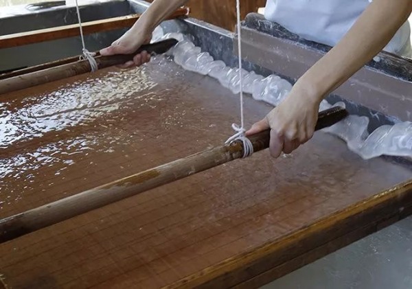 With this simple paper making machine, you can experience the fun of paper making at home