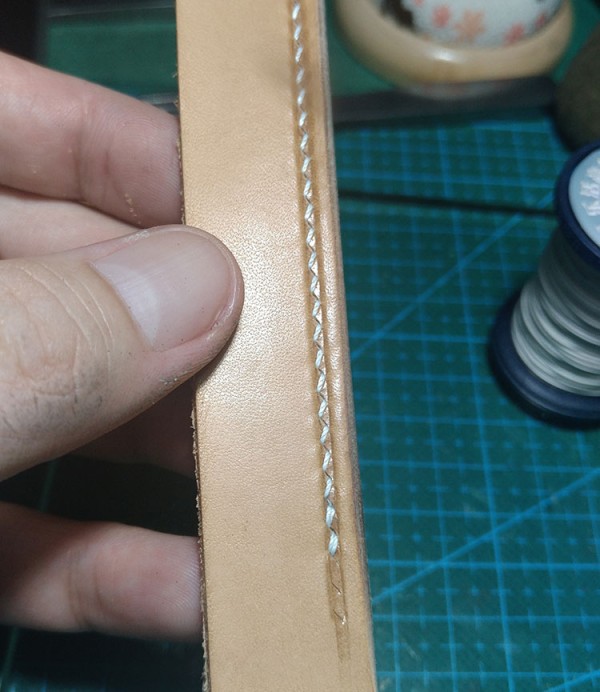 The advanced groove-pressing process for novice leatherworkers