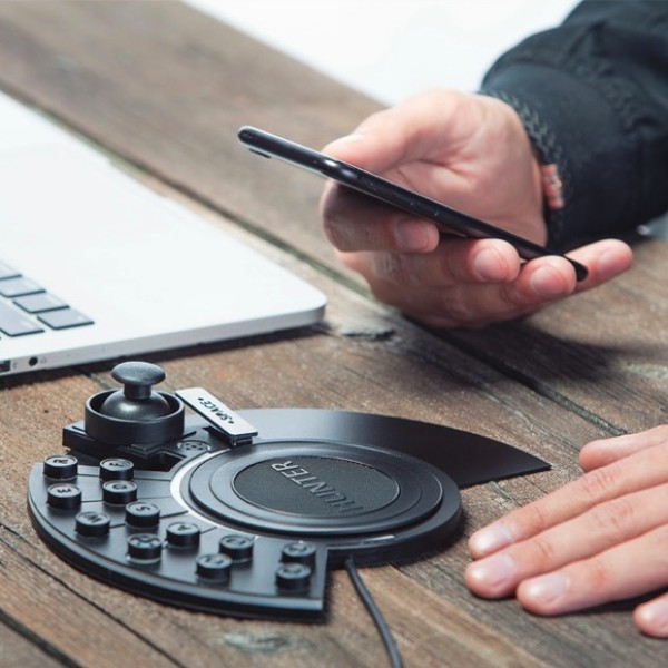 An ergonomic keyboard suitable for both office and gaming