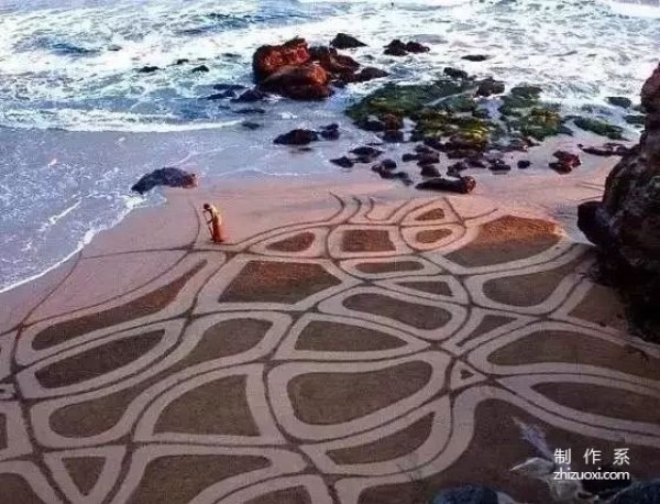 Have you ever seen the most beautiful beach painted with a rake?