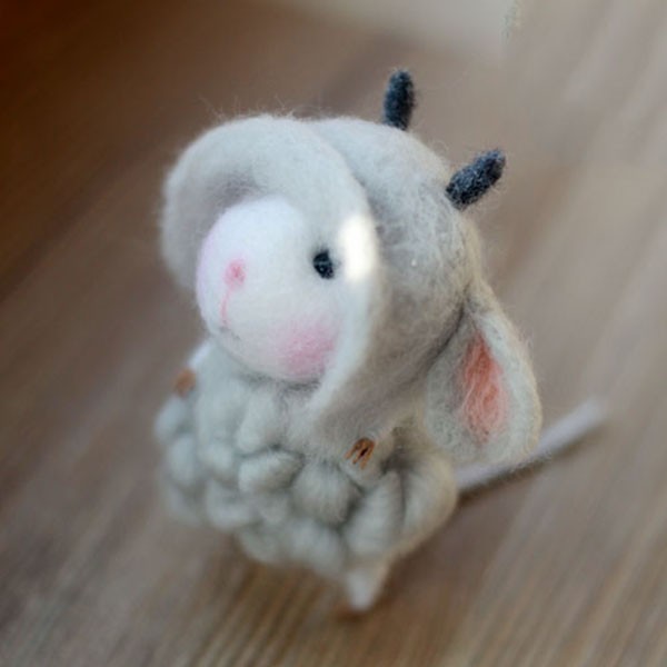 Appreciation of DIY sheep and mouse products made from wool felt