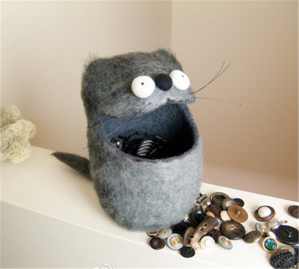 DIY handmade wool felt to make funny cat storage box