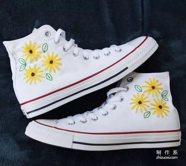 No matter how cheap or ordinary white shoes are, you can make them look beautiful with just one trick.