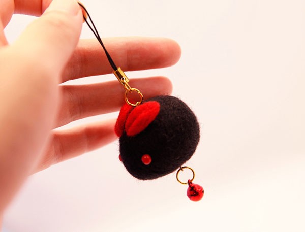 Appreciation of two cute black and white wool felt DIY cute bunny pendant products