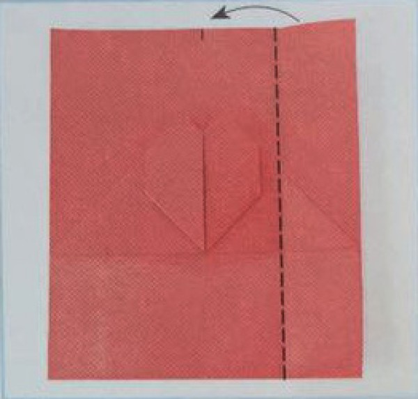 Illustration of simple folding method of heart-shaped red envelope bag