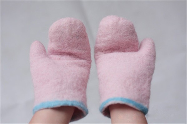 DIY cute little gloves from pink handmade wool felt