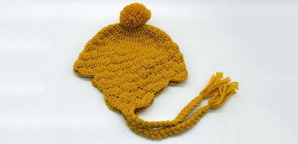 Hand-knitted cute shoes and hats that warm baby’s hands and feet