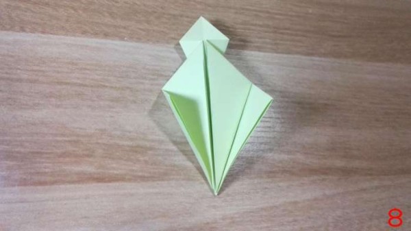 Handmade origami tutorial teaches you to use two pieces of paper to fold the king mantis in the grass.