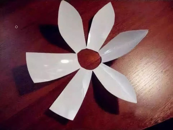 Tutorial on making beautiful lotus flowers from plastic bottles