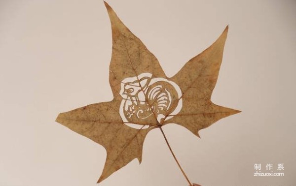 There are no identical leaves in the world. Have you ever seen a vast world carved on a leaf?