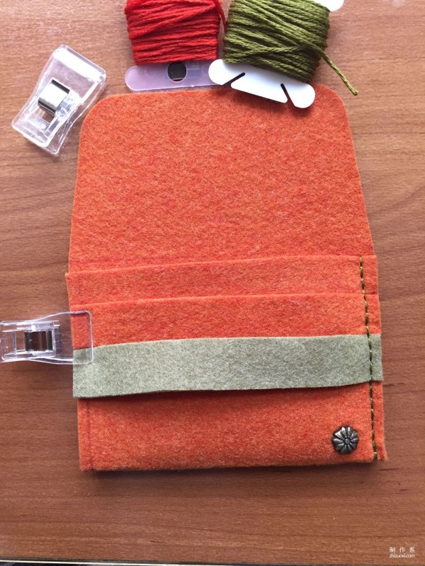 Tutorial on how to make handmade fabric bags, a lightweight and compact card holder and coin purse suitable for carrying around. Tutorial on how to make handmade patchwork non-woven fabrics.