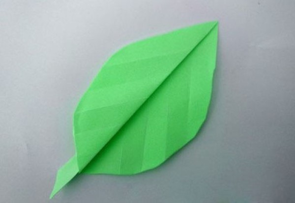 How to fold leaves by hand for children. Illustrated steps for folding leaves.