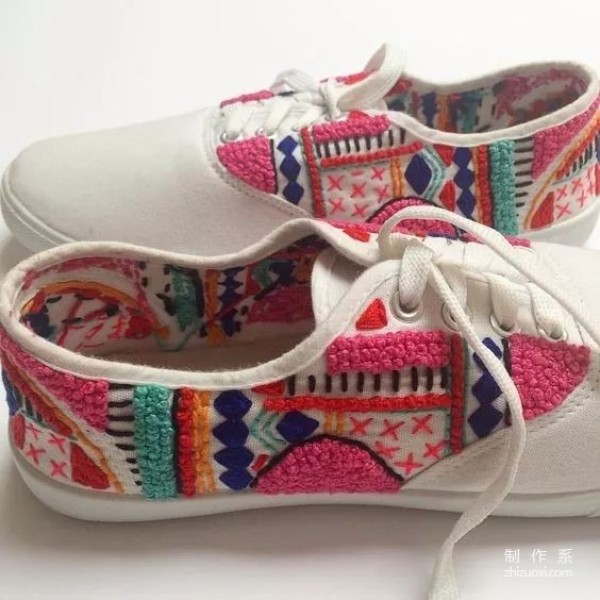 No matter how cheap or ordinary white shoes are, you can make them look beautiful with just one trick.