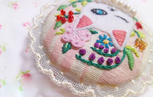 Small white cat brooch made by DIY handmade creative embroidery non-woven fabric